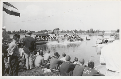 M 5160 In het Amsterdam-Rijnkanaal wordt de 2 km zwemwedstrijd gehouden. Op de foto start men vanaf de oude veerpont