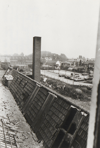 M 5241 Gedeelte dak van gesloopte tinfabriek Rio in de Heiligestraat. Op de achtergrond links houtloodsen van ...