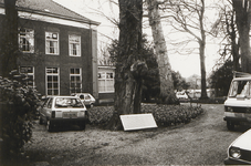 M 5265 Tuin Ambtmanshuis. Links een gedeelte van het voormalige pand Visser. Rechts op de achtergrond een gedeelte van ...