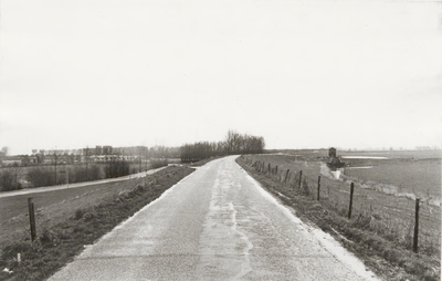 M 5311 Van het midden links op de achtergrond het voetpad vanaf de Echteldsedijk naar de Nachtegaallaan. Links de ...