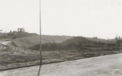 M 5316 Aanleg nieuwe oprit Nachtegaallaan naar de Echteldsedijk. Een bulldozer is bezig met het effenen van de ...