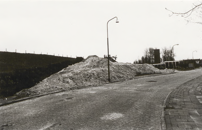 M 5317 Aanleg oprit Nachtegaallaan naar de Echteldsedijk. Voor de aanleg van de toekomstige oprit vanaf de ...