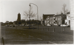 M 5319 De parkeerplaats aan de Koninginnestraat. Links op de achtergrond de St. Maartenskerk. Rechts het nieuwe gebouw ...