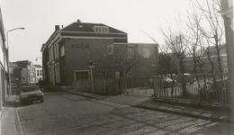 M 5343 Gedeeltelijke voorkant en rechterzijkant voormalig kantoor PGEM aan de Koornmarkt. Rechts de voorkant van het ...