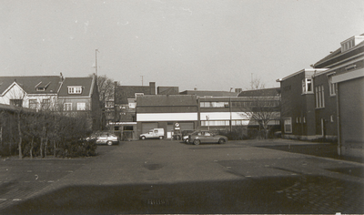 M 5345 Parkeerterrein PGEM. Rechts de rechterzijkant van het voormalig kantoor van de PGEM. Op de achtergrond de Koornmarkt