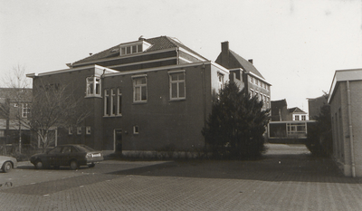M 5346 Zijkant en gedeelte achterkant van het voormalig kantoorgebouw van de PGEM aan de Koornmarkt. De foto is genomen ...