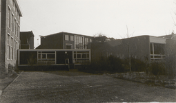 M 5347 Achterkant (links) gedeelte voormalig kantoorgebouw van de PGEM. De aangrenzende gebouwen op de voorgrond ...