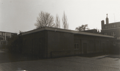 M 5348 Gebouw achterkant voormalig kantoor PGEM aan de Koornmarkt. Op de voorgrond een gedeelte van de parkeerplaats