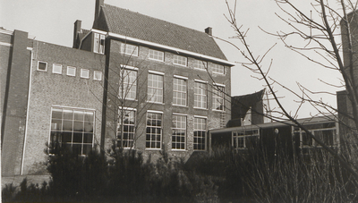 M 5350 Gedeelte achterkant voormalig kantoorgebouw PGEM aan de Koornmarkt. In het midden de achterkant van het pand Het ...