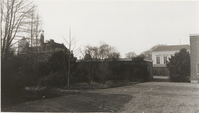 M 5352 Tuin achter voormalig kantoorgebouw PGEM aan de Koornmarkt. Het pand rechts op de achtergrond is gelegen aan het ...