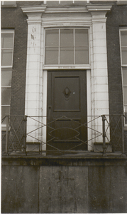 M 5355 Ingang voormalig kantoorgebouw PGEM aan de Koornmarkt, het voormalige Het Hooge Huis 