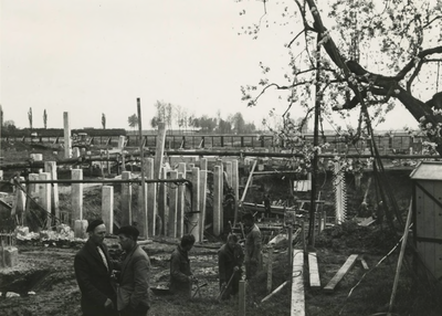 M 536 De Bouwput van de Technische School. De Technische school in aanbouw gelegen aan de Teisterbandlaan