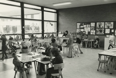 M 539 De openbare kleuterschool Woelewippie , gelegen aan de Haaftenlaan. De school is in gebruik genomen en geopend op ...