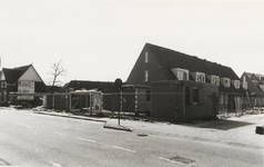 M 5404 Nieuwbouw in de Esdoornstraat. Rechts een gedeelte van de nieuwbouw van huizen in de Esdoornstraat. Geheel links ...