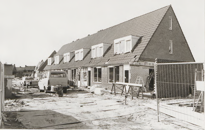 M 5406 De Esdoornstraat en zijkant nieuwbouwhuizen. Op de achtergrond links een gedeelte van de achterkant van huizen ...