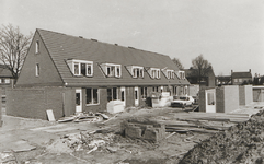 M 5408 Gedeelte achterkant nieuwbouw huizen in de Esdoornstraat met rechts op de achtergrond een deel van de huizen aan ...