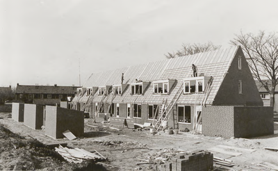 M 5409 Gedeelte achterkant nieuwbouw huizen in de Esdoornstraat. Links op de achtergrond een deel van de achterkant van ...