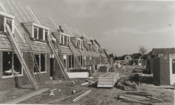 M 5410 Gedeelte achterkant nieuwbouw huizen in de Esdoornstraat. Op de achtergrond rechts huizen aan de Korte Binnenhoek