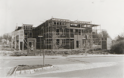 M 5414 Rechterzijkant bouw appartementen Nieuwe Tielseweg . Van het midden links gedeeltelijk de voorkant van de ...
