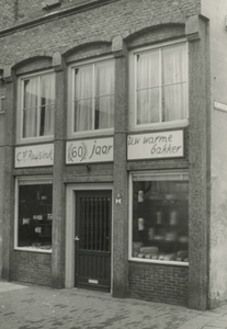 M 59 Bakker Ruysink aan de Weerstraat. Bakker Ruysink sloot op 15 januari 1977 zijn brood- en banketbakkerij gevestigd ...