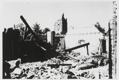 M 6014 Gedeelte verwoest interieur spaarbankgebouw. Op de achtergrond de verruineerde St. Maartenstoren