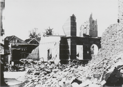M 6016 In het midden de ruine van het Spaarbankgebouw aan de St. Agnietenstraat. Op de achtergrond rechts de ruine van ...