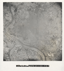 M 6042 2e wereldoorlog luchtfoto. Van het midden rechts beneden ligt de stad Tiel