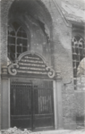 M 6160 Vernielde st. maartenskerk . De door oorlogsgeweld vernielde St. Maartenskerk. Op de foto de deuren aan de ...