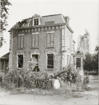 M 6232 De voorzijde van de woning van de heer P. J. Spoorenberg aan Nieuwe Tielseweg. Op de achtergrond het restant van ...