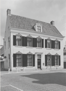 M 626 Het herenhuis gelegen op de hoek Hoogeinde en de Gasthuisstraat, na de restauratie. In de jaren veertig woonde ...