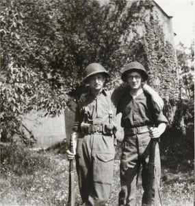 M 6266 Op de foto staan twee militairen in de tweede wereldoorlog
