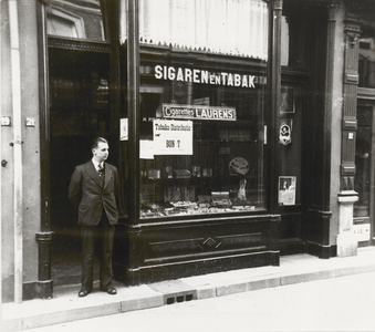 M 6282 Sigaren en tabakswinkel van dhr. M. Piscaer aan de Waterstraat 21. Op deze plaats is nu (1990) een schoen- en ...