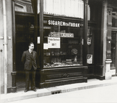 M 6282 Sigaren en tabakswinkel van dhr. M. Piscaer aan de Waterstraat 21. Op deze plaats is nu (1990) een schoen- en ...