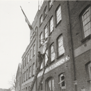 M 6283 Uithangen vlag werknemers Verwey & Spoorenberg's fabrieken n.v.