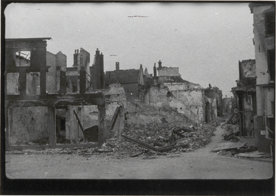 M 6322 Ruines Waterstraat 2e Wereldoorlog. In het midden ruines in de Waterstraat die nog worden afgebroken. Rechts ...
