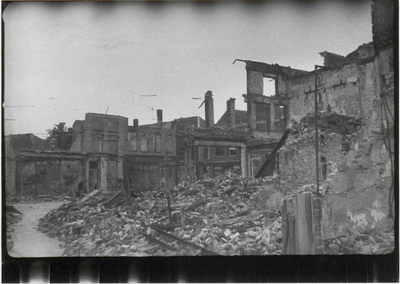 M 6327 Ruines weerstraat/waterstraat. Op de achtergrond links de ruine van het hotel Corbelijn, daarnaast muurresten ...