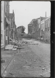 M 6338 Verruineerde panden aan Kleibergsestraat . Van het midden rechts op de achtergrond de ruine van de Groote ...