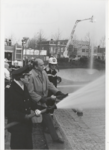 M 6368 Demonstratie brandweer Burgemeester Pop spuit mee met de brandweer
