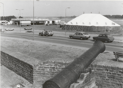 M 6426 Botsautootjestent en kermis tent op Nieuwe Kade. De foto is genomen vanaf de Tolhuiswal. Onderaan een van de ...