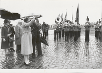M 6437 Koninklijk bezoek Tiel. Op de havenkade wordt Koningin Beatrix begroet door Burgemeester Pop en de Tielse ...