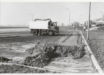 M 6456 Schoonmaken parkeerterrein aan Waalkade