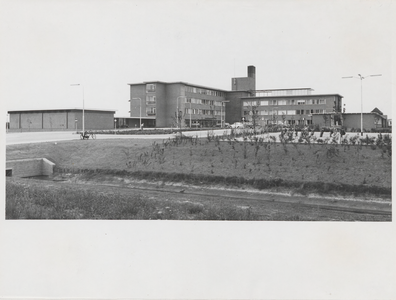 M 647 Het Ziekenhuis Bethesda, gelegen aan de President Kennedylaan. Links ligt de kerkzaal met de aansluiting met het ...