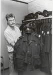 M 6496 Een agent die zijn nieuwe politie uniform toont