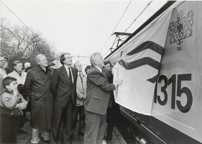 6504 Op de foto wordt een logo onthuld door een doek te verwijderen op locomotief nr 1315 van NS met wapen van Tiel