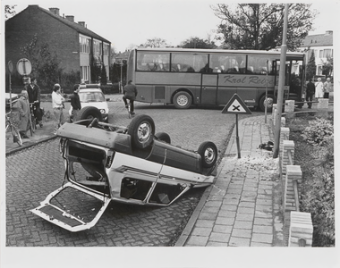 M 6508 Verkeersongeluk Medelsestraat/Leeuweriklaan er is een auto over de kop geslagen