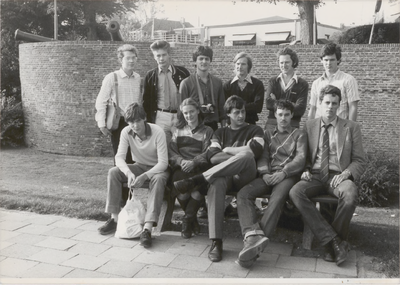 M 6559 Een groep jonge mensen die poseren voor de fotograaf voor de walmuur op de Waalstraat