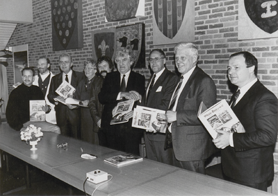 M 6568 Raadzaal Geldermalsen , helemaal rechts de heer Snijders, ook te te zien wethouder Van den Burg van Tiel en ...