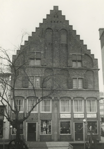M 66 Bakker Ruysink in de Weerstraat. Bakker Ruysink sloot op 15 januari 1977 zijn brood- en banketbakkerij