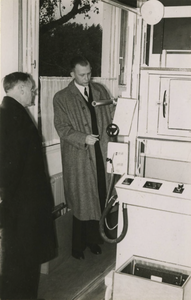 660 Directeur Bonnet van het Consultatiebureau voor T.B.C. bestrijding in Tiel (rechts) legt de Commissaris der ...