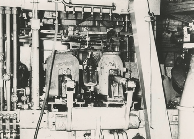 661 De glasblazerij van de fabriek Verdugt, gelegen aan de Papesteeg. Hier worden de demyohns gemaakt, dat zijn de ...